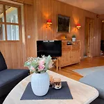 Hovringen Lodge דירה *